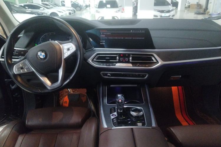 Used BMW X7 2022 xDrive40i Luxury Package with Leading Features Center Console