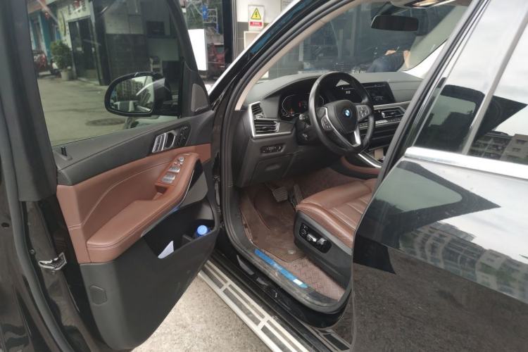 Used BMW X7 2022 xDrive40i Luxury Package with Leading Features Driver Seat