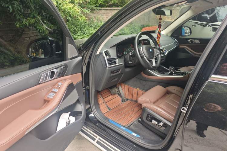 Used BMW X7 2022 xDrive40i Luxury Package with Leading Features Driver Seat