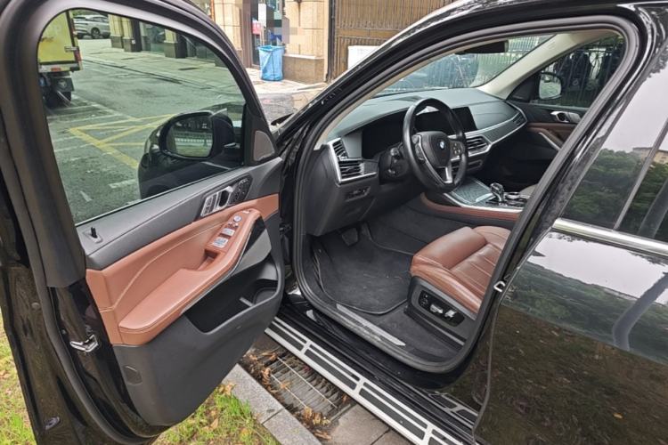 Used BMW X7 2022 xDrive40i Luxury Package with Leading Features Driver Seat