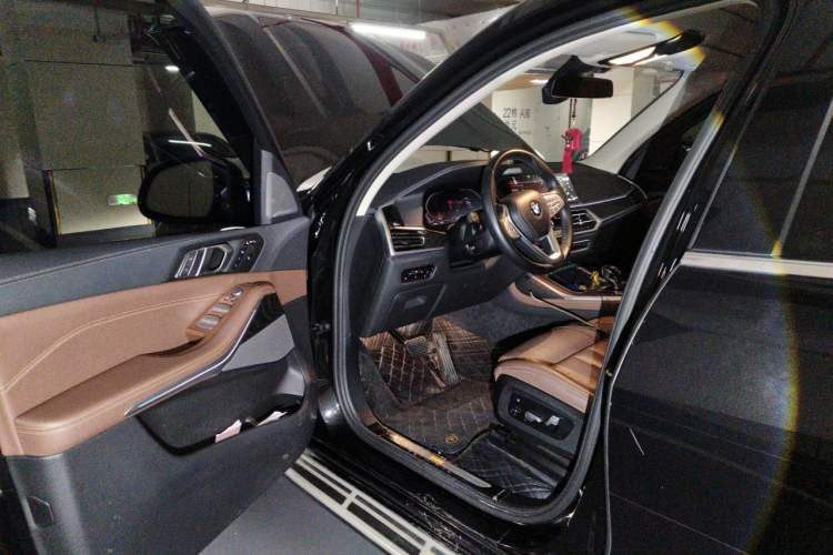 Used BMW X7 2022 xDrive40i Luxury Package with Leading Features Driver Seat