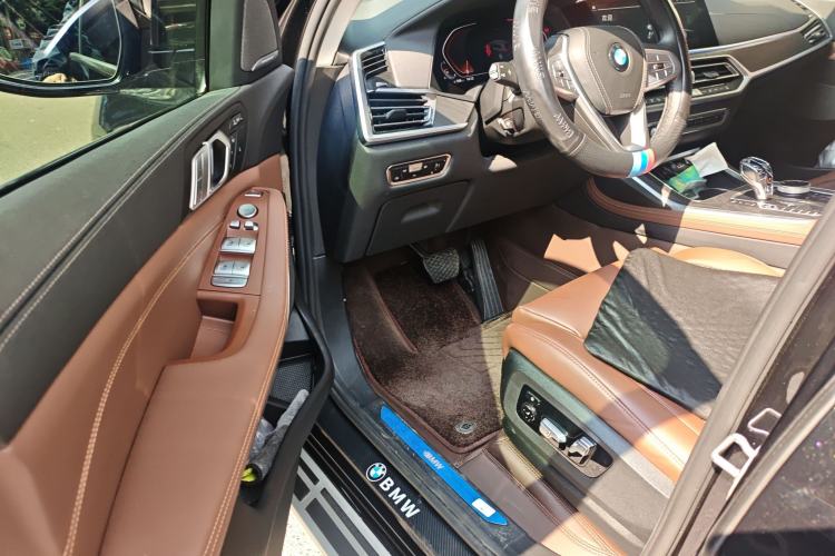 Used BMW X7 2022 xDrive40i Luxury Package with Leading Features Driver Seat