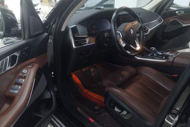 Used BMW X7 2022 xDrive40i Luxury Package with Leading Features Driver Seat