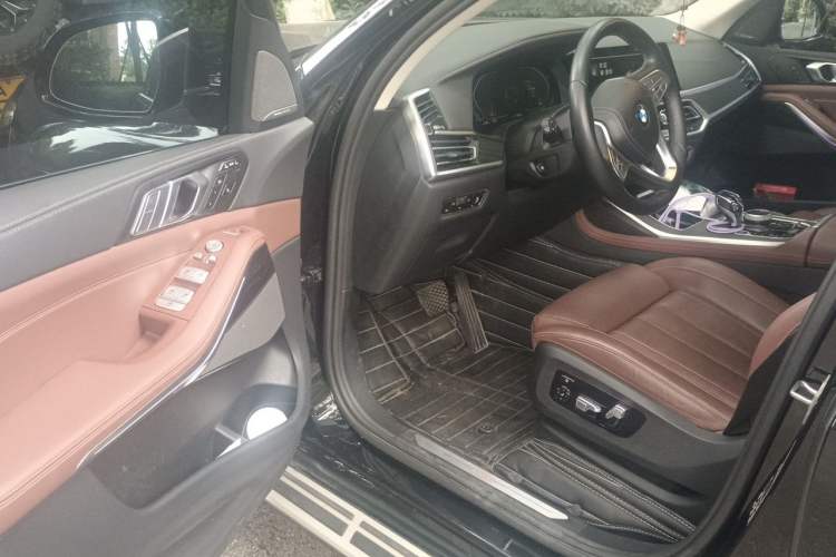 Used BMW X7 2022 xDrive40i Luxury Package with Leading Features Driver Seat