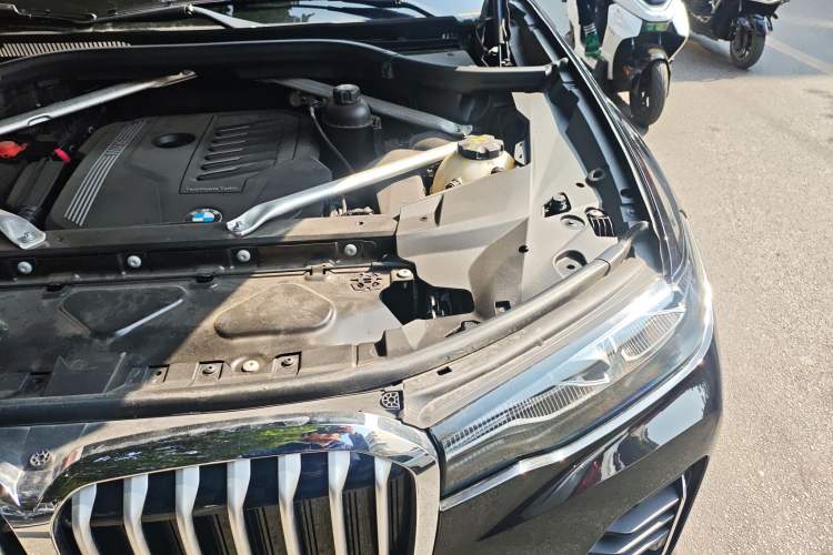 Used BMW X7 2022 xDrive40i Luxury Package with Leading Features Engine Bay Left