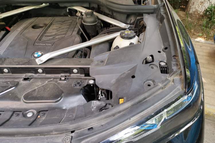 Used BMW X7 2022 xDrive40i Luxury M Sport Package Engine Bay Left