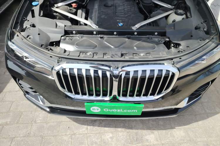 Used BMW X7  Engine Bay