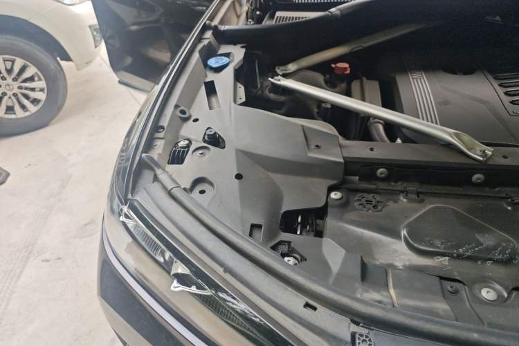 Used BMW X7 2022 xDrive40i Luxury Package with Leading Features Engine Bay Right