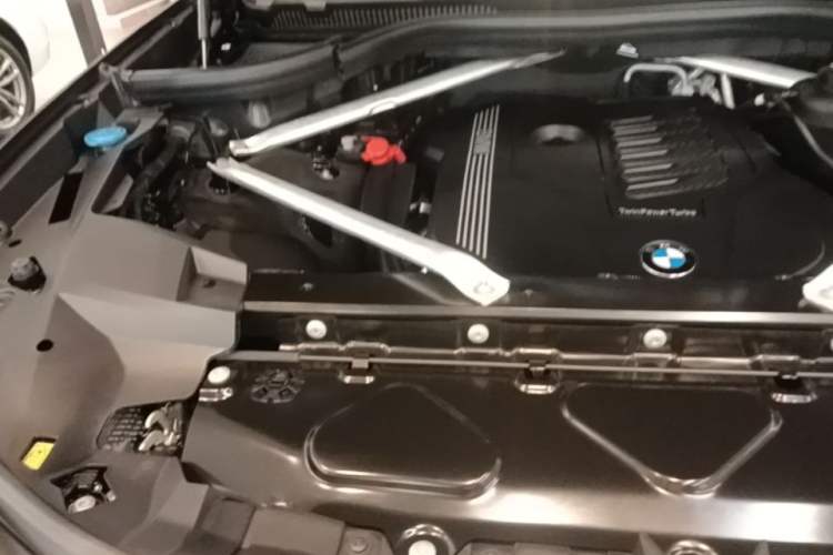Used BMW X7 2022 xDrive40i Luxury M Sport Package Engine Bay Right