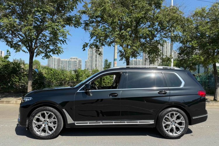 Used BMW X7 2022 xDrive40i Luxury Package with Leading Features Exterior 4