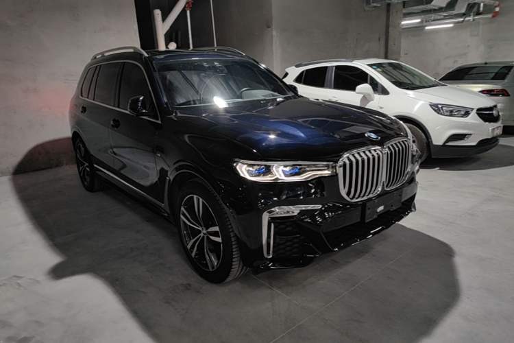 Used BMW X7 2022 xDrive40i Luxury M Sport Package Front Right 45 Deg