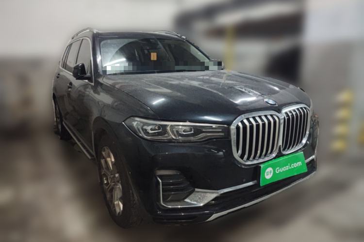 Used BMW X7 2022 xDrive40i Luxury Package with Leading Features Front Right 45 Deg