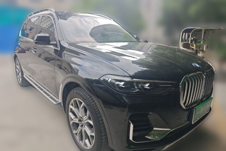 Used BMW X7 2022 xDrive40i Luxury Package with Leading Features Front Right 45 Deg