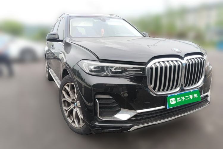 Used BMW X7 2022 xDrive40i Luxury Package with Leading Features Front Right 45 Deg