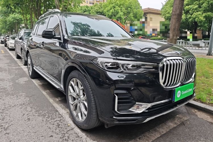 Used BMW X7 2022 xDrive40i Luxury Package with Leading Features Front Right 45 Deg