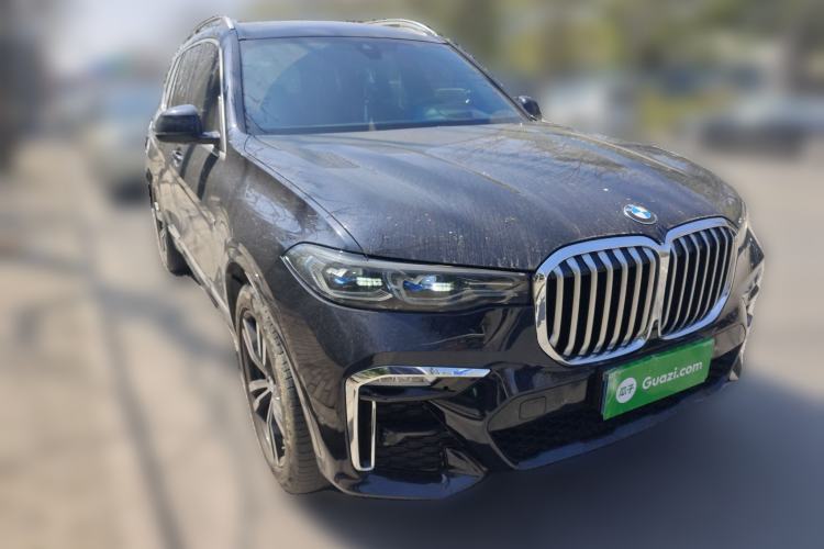 Used BMW X7 2022 xDrive40i Luxury Package with Leading Features Front Right 45 Deg