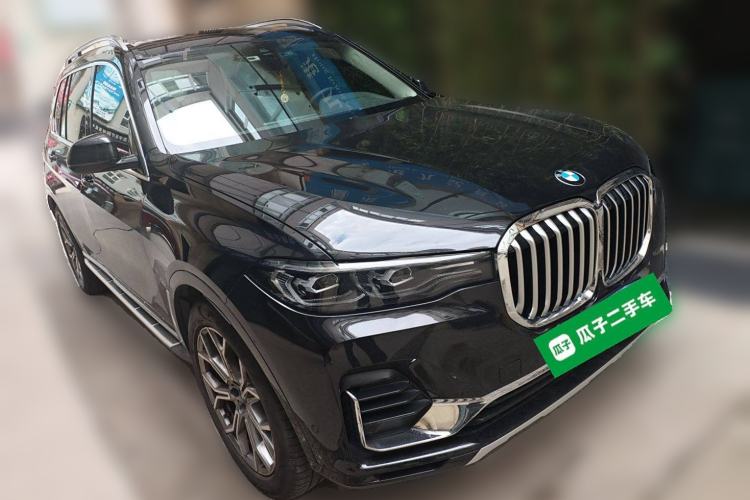 Used BMW X7 2022 xDrive40i Luxury Package with Leading Features Front Right 45 Deg