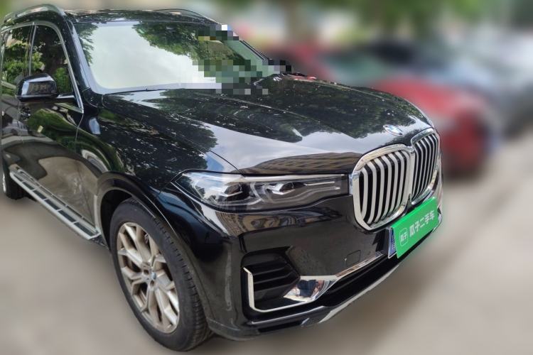 Used BMW X7 2022 xDrive40i Luxury Package with Leading Features Front Right 45 Deg