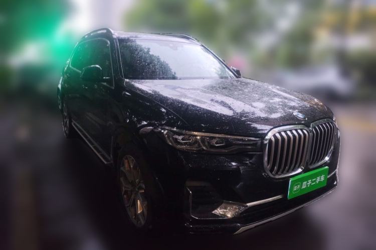 Used BMW X7 2022 xDrive40i Luxury Package with Leading Features Front Right 45 Deg