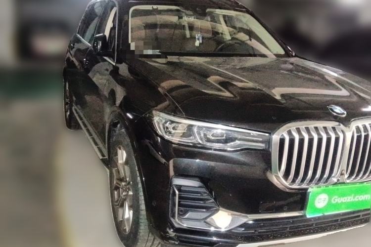 Used BMW X7 2022 xDrive40i Luxury Package with Leading Features Front Right 45 Deg