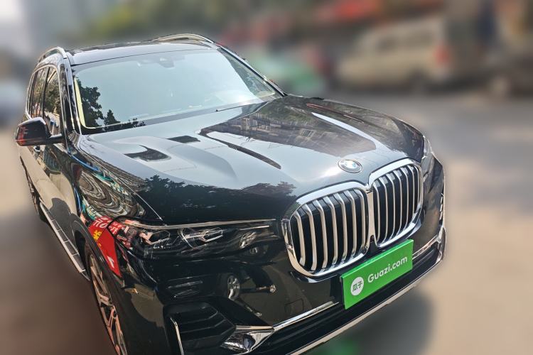 Used BMW X7 2022 xDrive40i Luxury Package with Leading Features Front Right 45 Deg