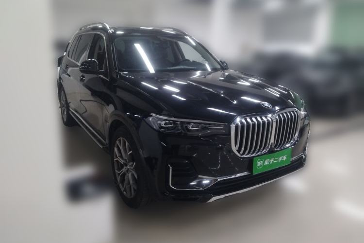 Used BMW X7 2022 xDrive40i Luxury Package with Leading Features Front Right 45 Deg