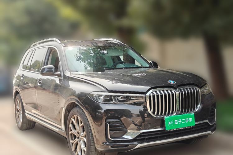 Used BMW X7 2022 xDrive40i Luxury Package with Leading Features Front Right 45 Deg