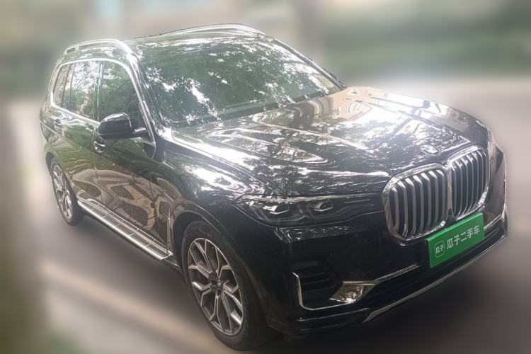 Used BMW X7 2022 xDrive40i Luxury Package with Leading Features Front Right 45 Deg