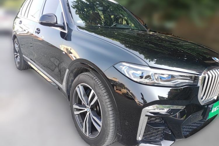 Used BMW X7 2022 xDrive40i Luxury M Sport Package Front Right 45 Deg