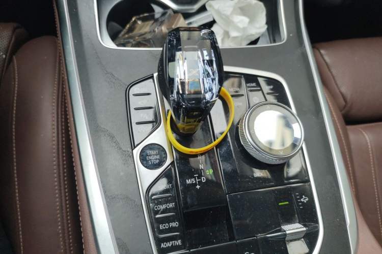 Used BMW X7 2022 xDrive40i Luxury Package with Leading Features Gear Lever