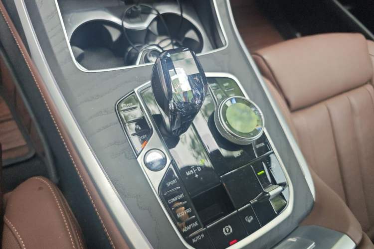 Used BMW X7 2022 xDrive40i Luxury Package with Leading Features Gear Lever