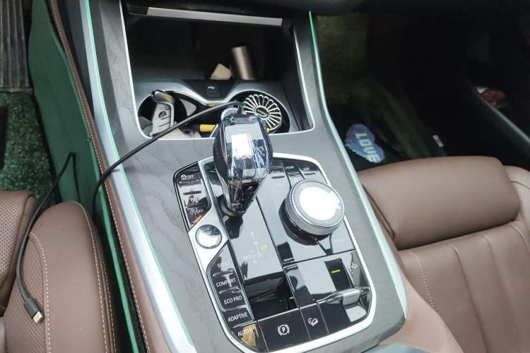 Used BMW X7 2022 xDrive40i Luxury Package with Leading Features Gear Lever