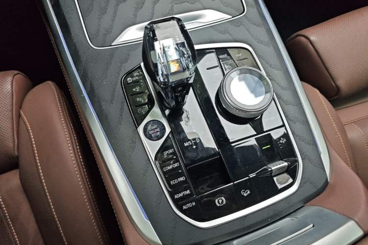 Used BMW X7 2022 xDrive40i Luxury Package with Leading Features Gear Lever