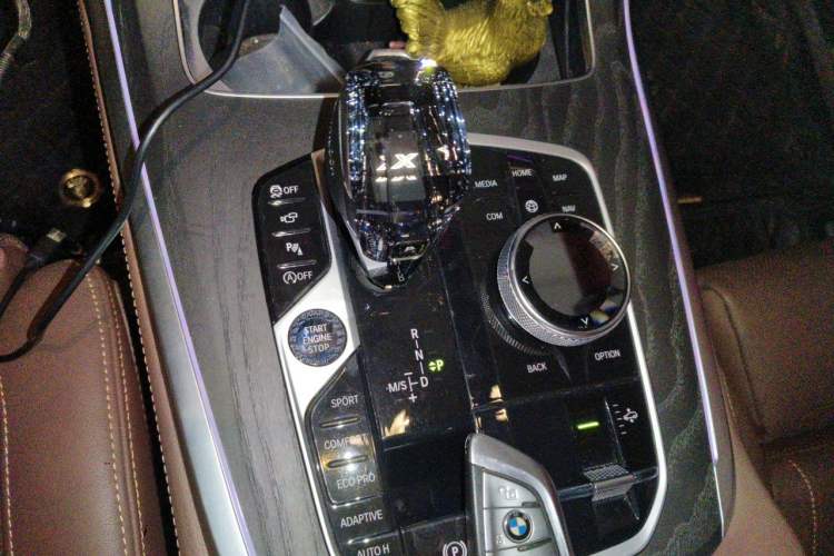 Used BMW X7 2022 xDrive40i Luxury Package with Leading Features Gear Lever
