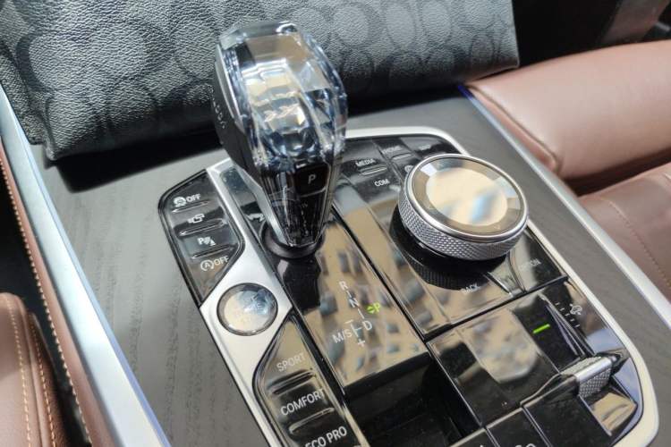 Used BMW X7 2022 xDrive40i Luxury Package with Leading Features Gear Lever