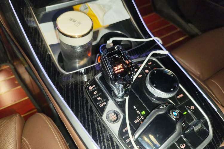 Used BMW X7 2022 xDrive40i Luxury Package with Leading Features Gear Lever
