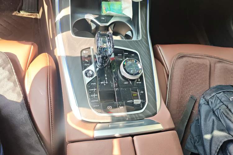 Used BMW X7 2022 xDrive40i Luxury Package with Leading Features Gear Lever