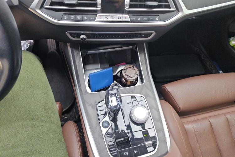 Used BMW X7 2022 xDrive40i Luxury Package with Leading Features Gear Lever