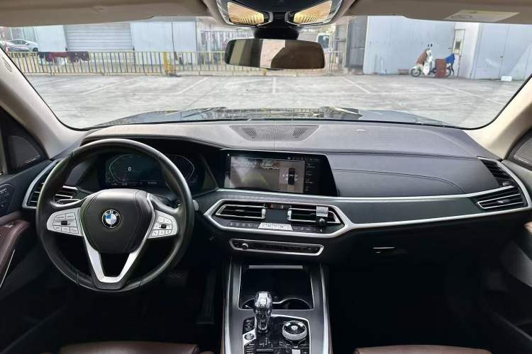 Used BMW X7 2022 xDrive40i Luxury Package with Leading Features Interior 1