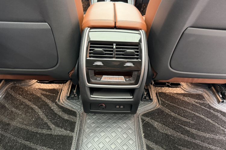 Used BMW X7 2022 xDrive40i Luxury M Sport Package Interior 3