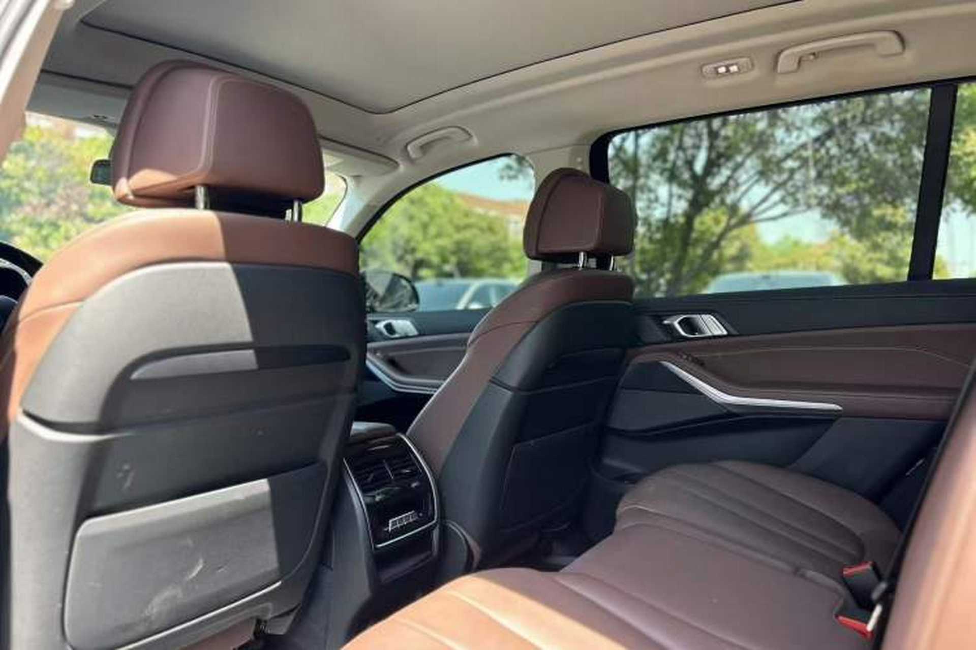 Used BMW X7 2022 xDrive40i Luxury Package with Leading Features Interior 5