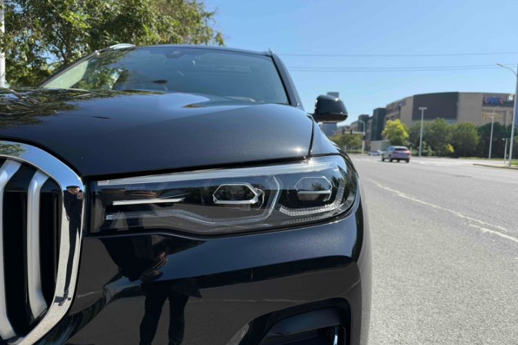 Used BMW X7 2022 xDrive40i Luxury Package with Leading Features Left Front Headlight