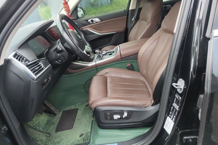 Used BMW X7 2022 xDrive40i Luxury Package with Leading Features Left Front Seat