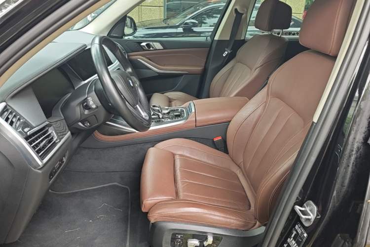 Used BMW X7 2022 xDrive40i Luxury Package with Leading Features Left Front Seat