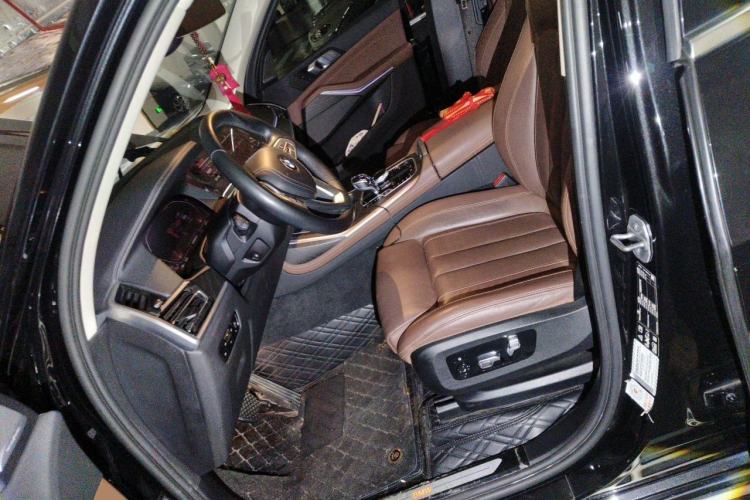 Used BMW X7 2022 xDrive40i Luxury Package with Leading Features Left Front Seat