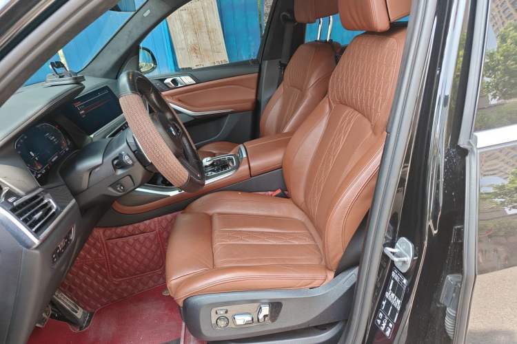 Used BMW X7 2022 xDrive40i Luxury M Sport Package Left Front Seat