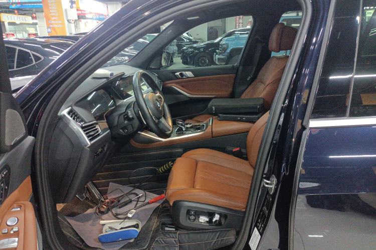 Used BMW X7 2022 xDrive40i Luxury M Sport Package Left Front Seat