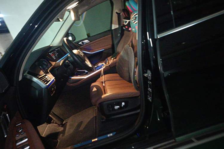 Used BMW X7 2022 xDrive40i Luxury Package with Leading Features Left Front Seat