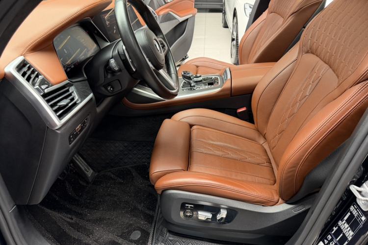 Used BMW X7 2022 xDrive40i Luxury M Sport Package Left Front Seat