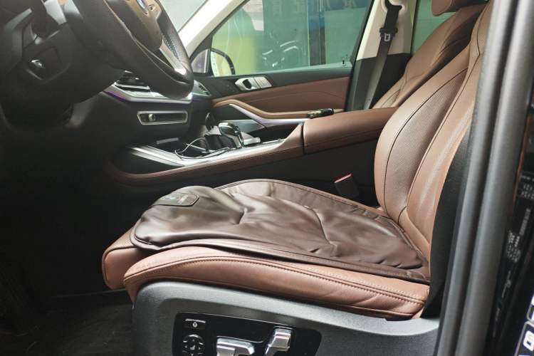 Used BMW X7 2022 xDrive40i Luxury Package with Leading Features Left Front Seat